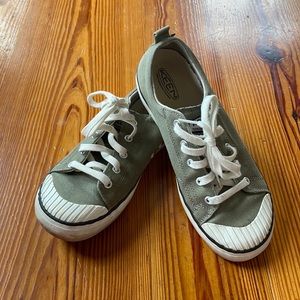 Keen Women’s Elsa sneaker sz 9.5